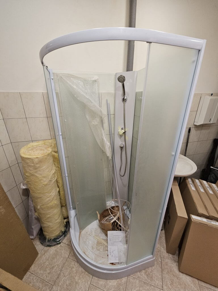 Tady je smontovaný nový sprchový kout